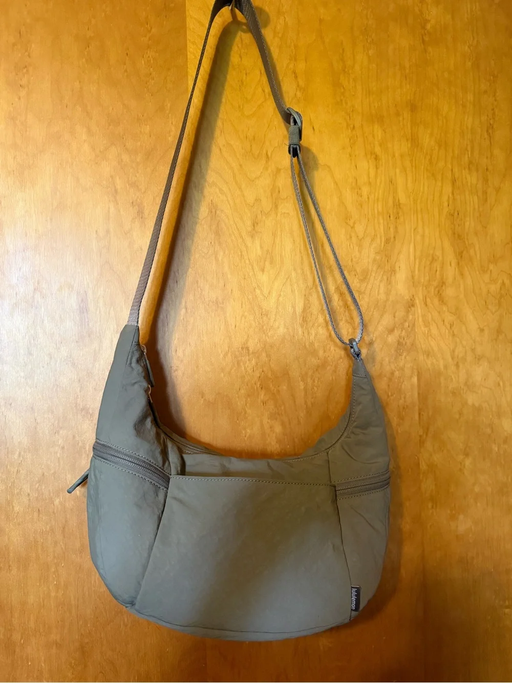 lululemon 6L Slouchy Sling Shoulder bag with metal logo olive color